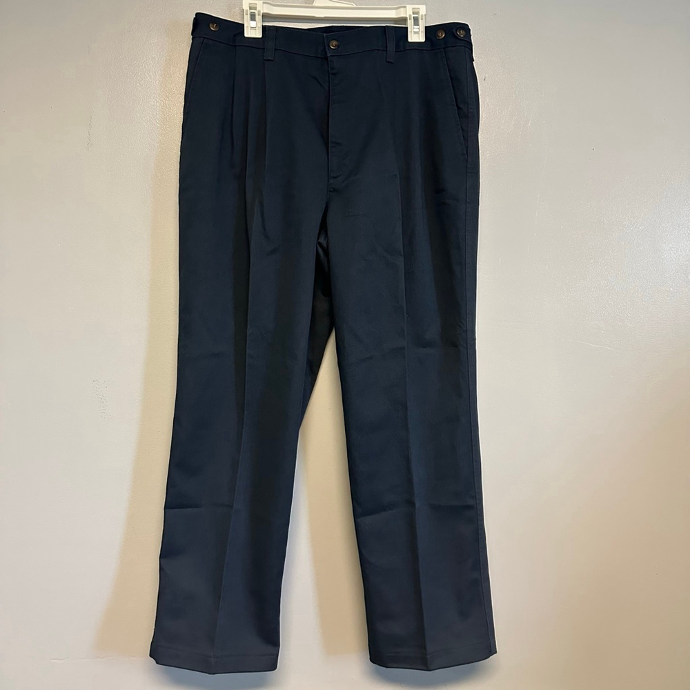 Men's Dockers Navy Khakis chino pants size 40x29 casual pleated slacks